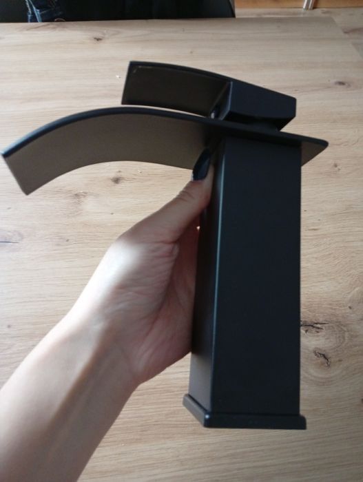 Bateria umywalkowa czarna efekt wodospadu