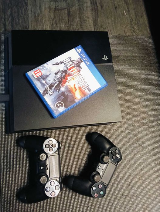 PlayStation 4 com 2 comandos e 1 jogo