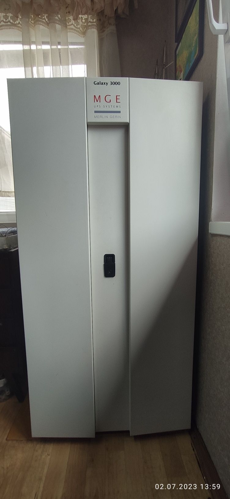 Серверный шкаф закрытого типа UPS.