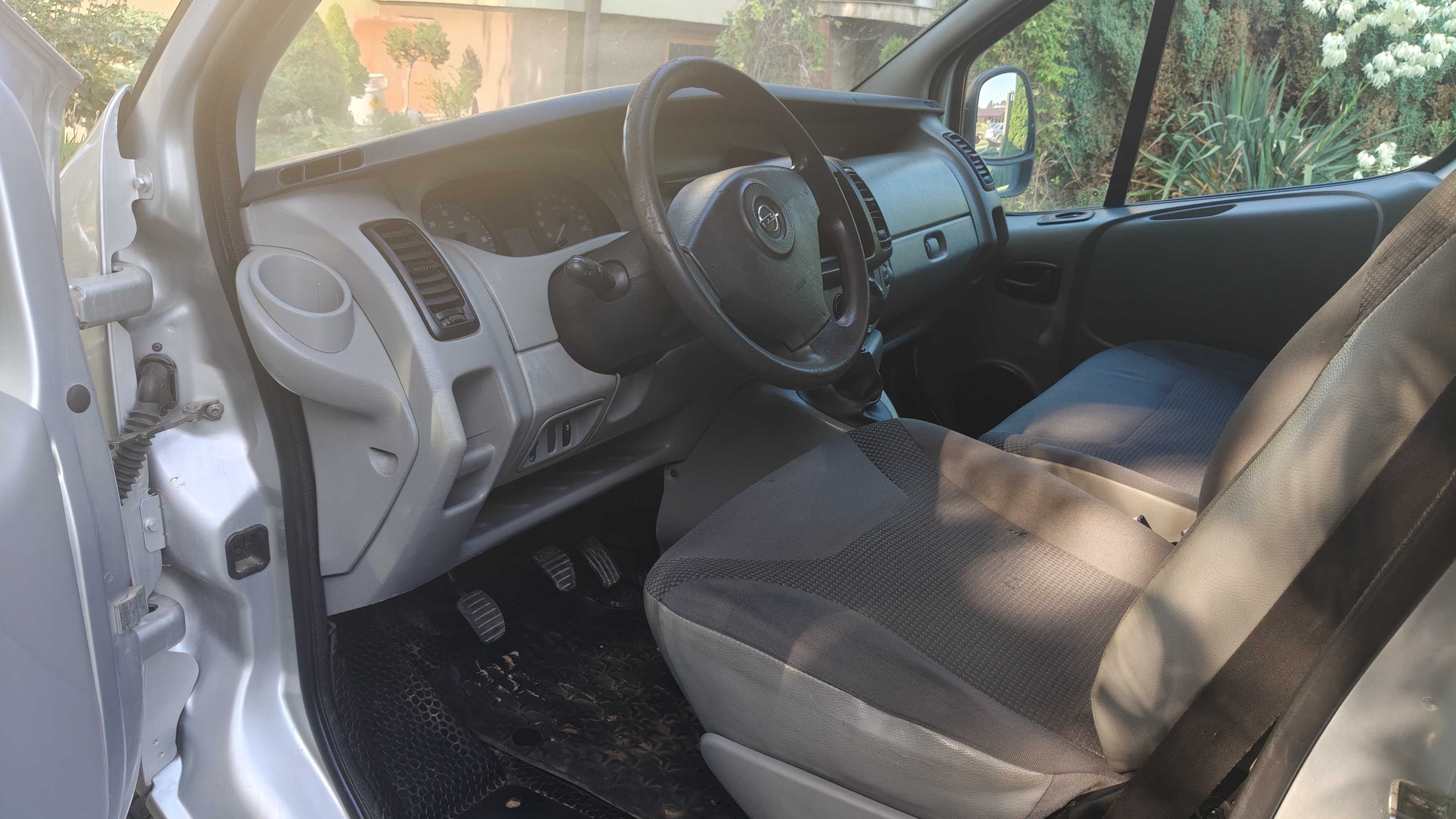 Opel Vivaro 2.0 / Hak / 3 osobowy / L1 H1 / Od osoby prywatnej