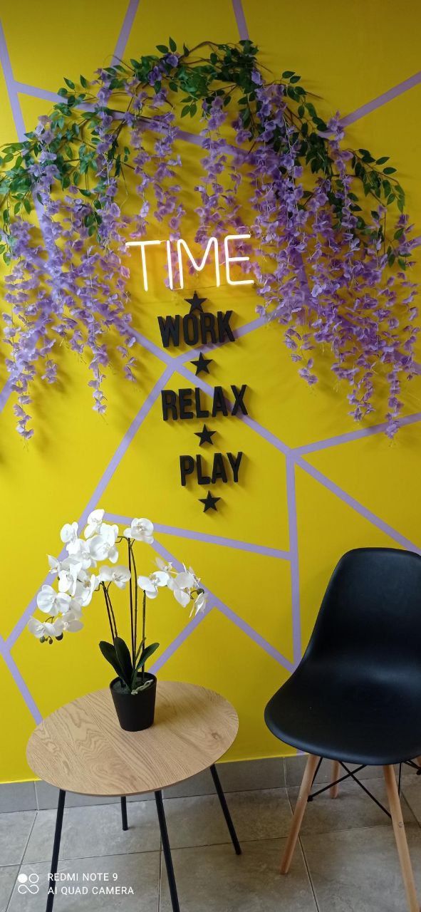 Неонова вивіска "TIME"
