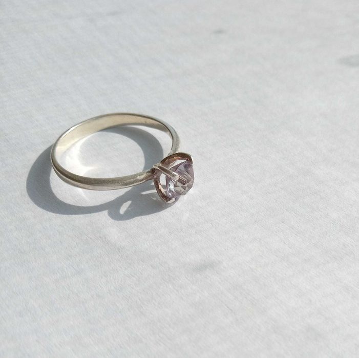 Колечко кольцо з фіолетовим каменем. Срібло 925 проба. Розмір 17,2