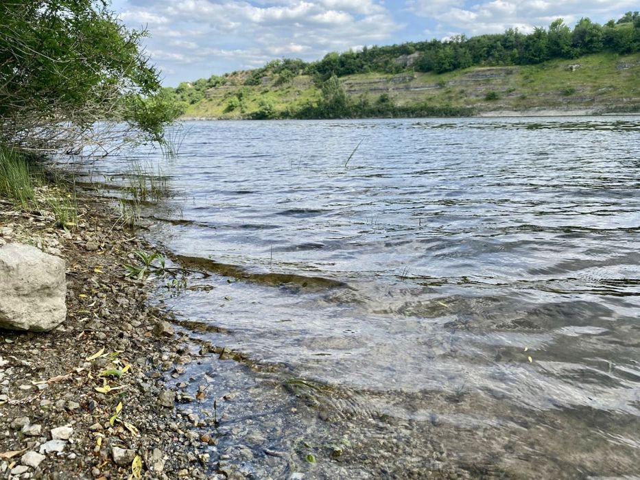 Продам дачу в мальовничому місці біля річки