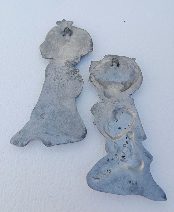 Peça decorativa de menina e menino em estanho