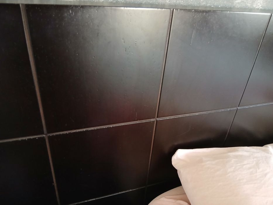 Cama de casal com mesas de cabeceira