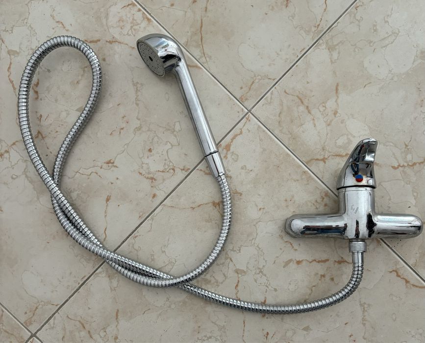 2 Torneiras com chuveiro