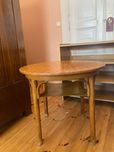 Ciekawy drewniany stolik vintage