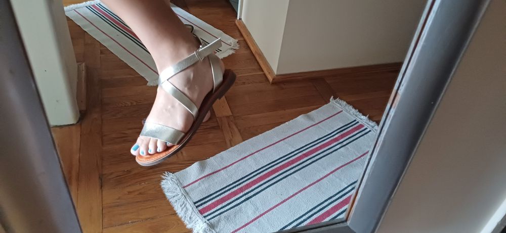 Modne sandałki w szampańskim kolorze