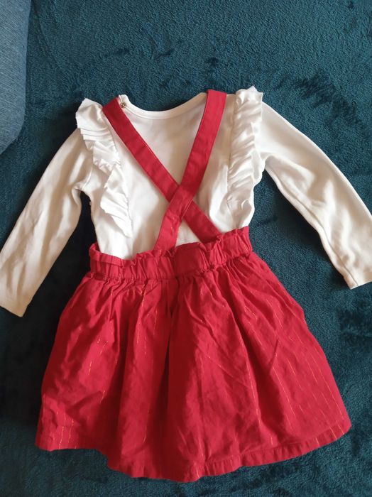 Spódniczka na szelkach, białe body z falbankami