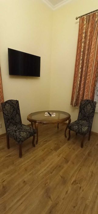 Частина будинку (5-6 чол) у старовинній виллі, центр, тераса, парковка