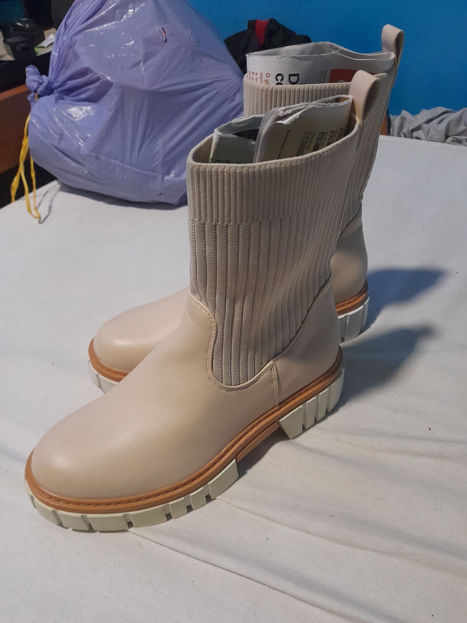 Botas novas nunca usadas tenho dois pares  n39 e número  40