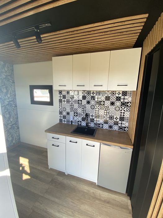Caloroczny domek tiny house na kolkach
