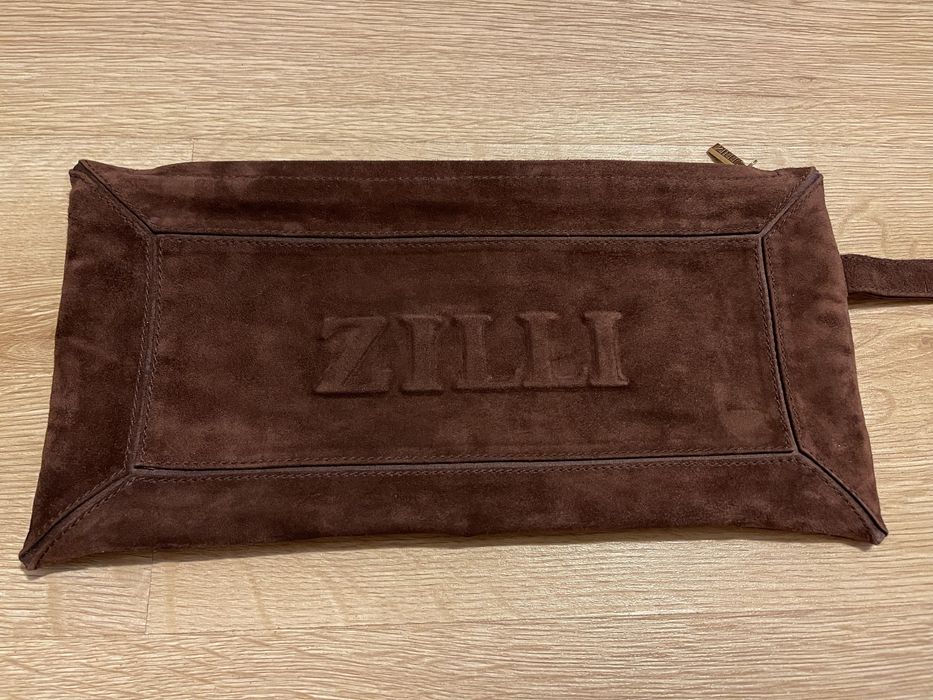 Коричневий замшевий клатч від бренду ZILLI.