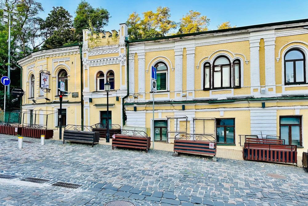 Фасадное помещение на Андреевском спуске в Киеве с действующим отелем