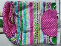 Mala super colorida com fecho simples