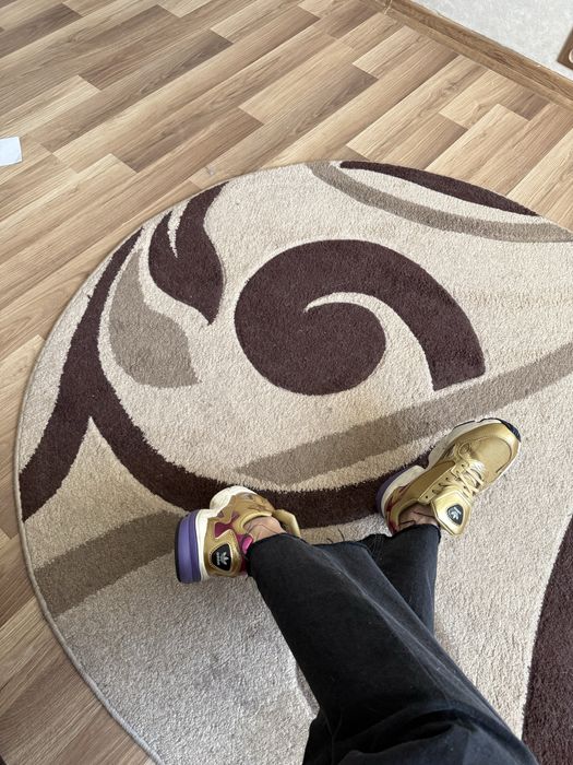Кросівки adidas золотого кольору