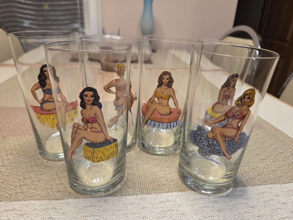 Szklanki kobieta w bikini pin-up