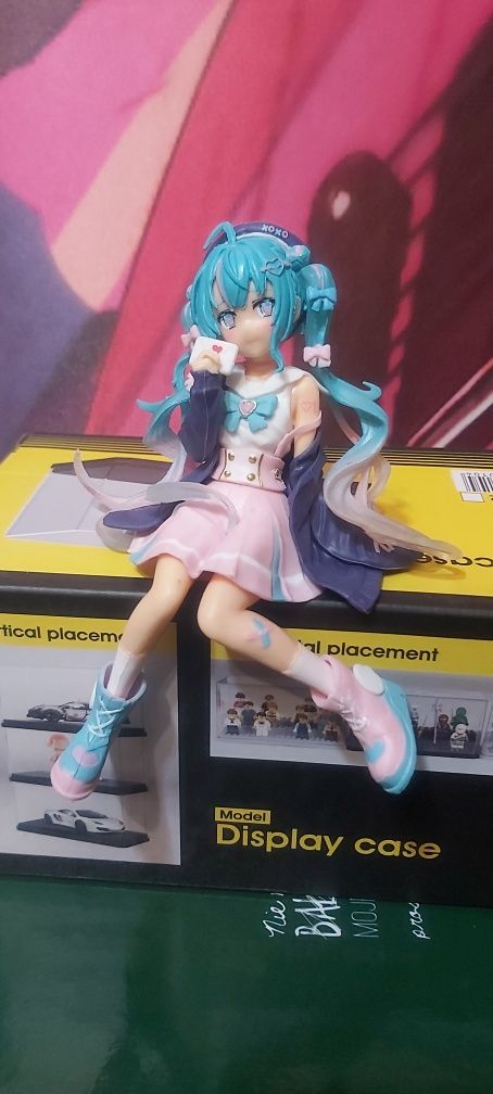 Figurka hatsune miku siedząca