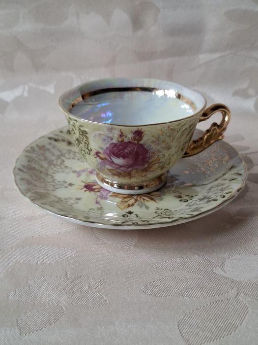 Porcelanowa filiżanka z motywem róży.