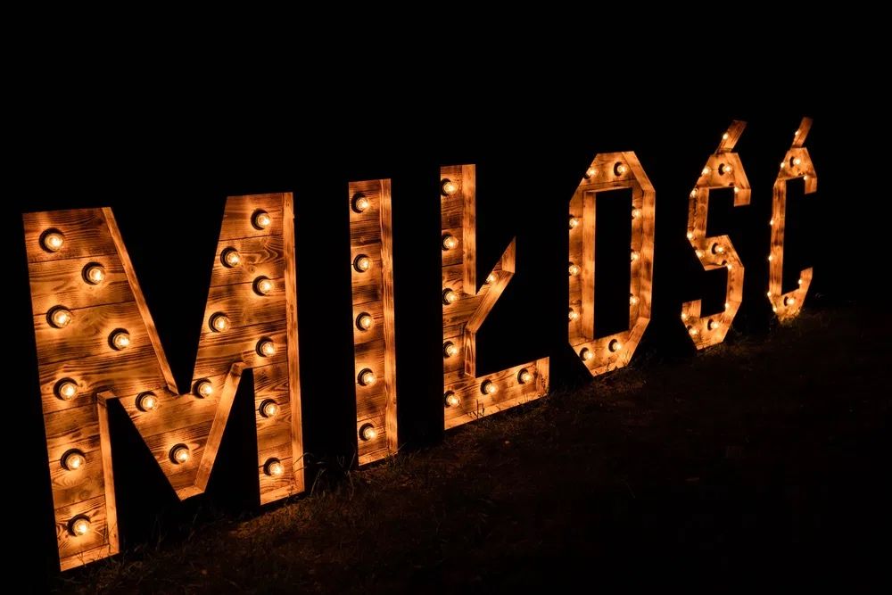 Napis miłość-wynajem dekoracji