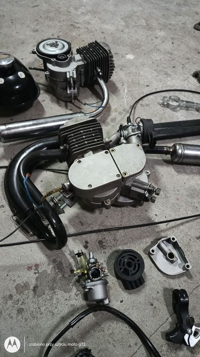 Dwa silniki spalinowe do roweru.