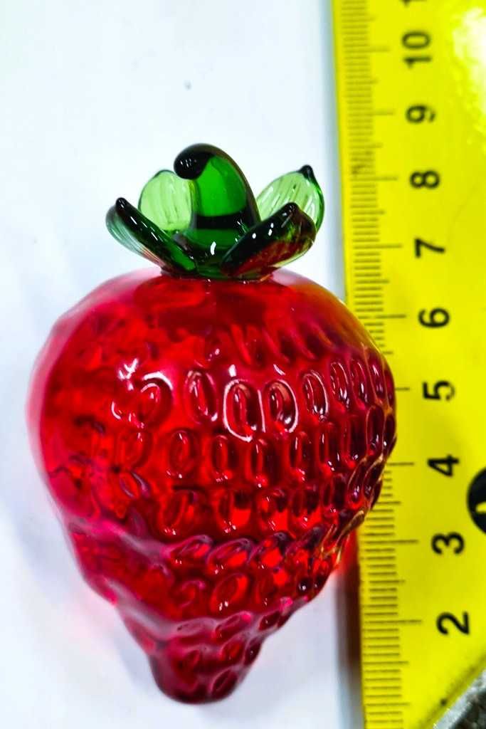 truskawka szkl przycisk do papieru figurka czerwone szkło artystyczne