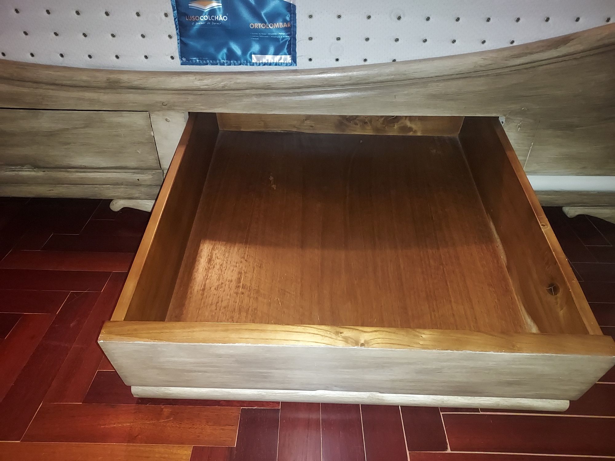 Cama de casal  e mesas de cabeceira madeira maçica