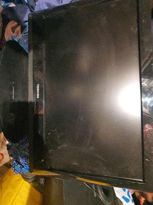 Tv mały z pilotem I kablem