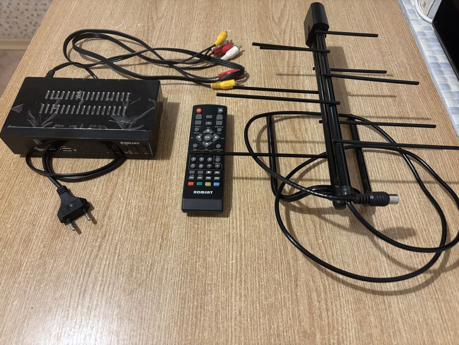 Комплект Тюнер Т2 ROMSAT TR 9020HD