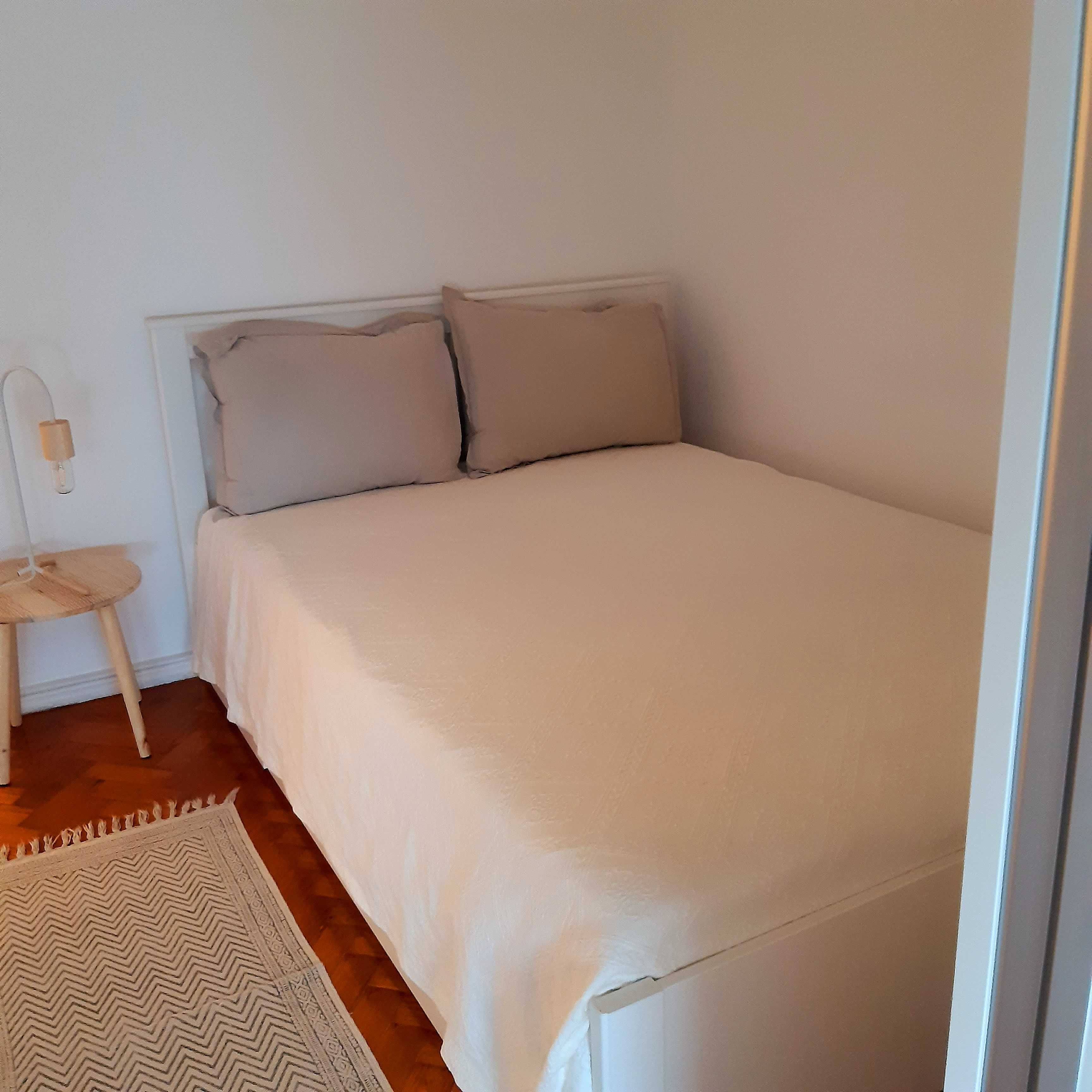 Cama com Arrumação como Nova