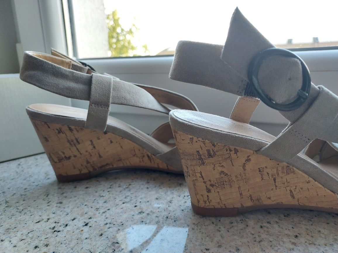 Buty ze skóry na koturnie