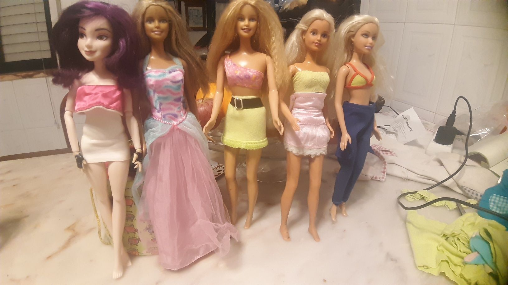 Vendo 5 Bonecas (Barbie e Hasbro) a muito bom preço
