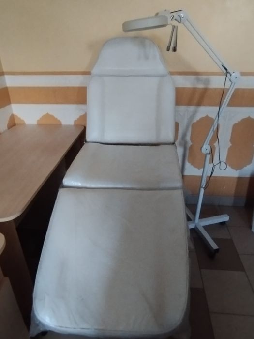 Кушетка масажна мʼяка та лампи для бʼюті