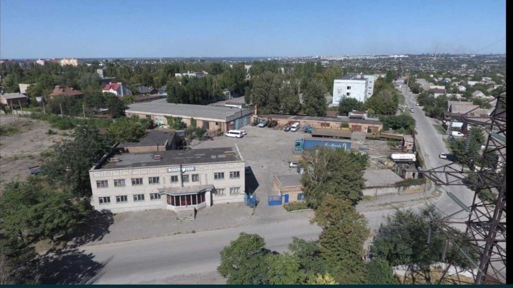 Здам гараж, приміщення під склад та офіс. Стоянка машин.