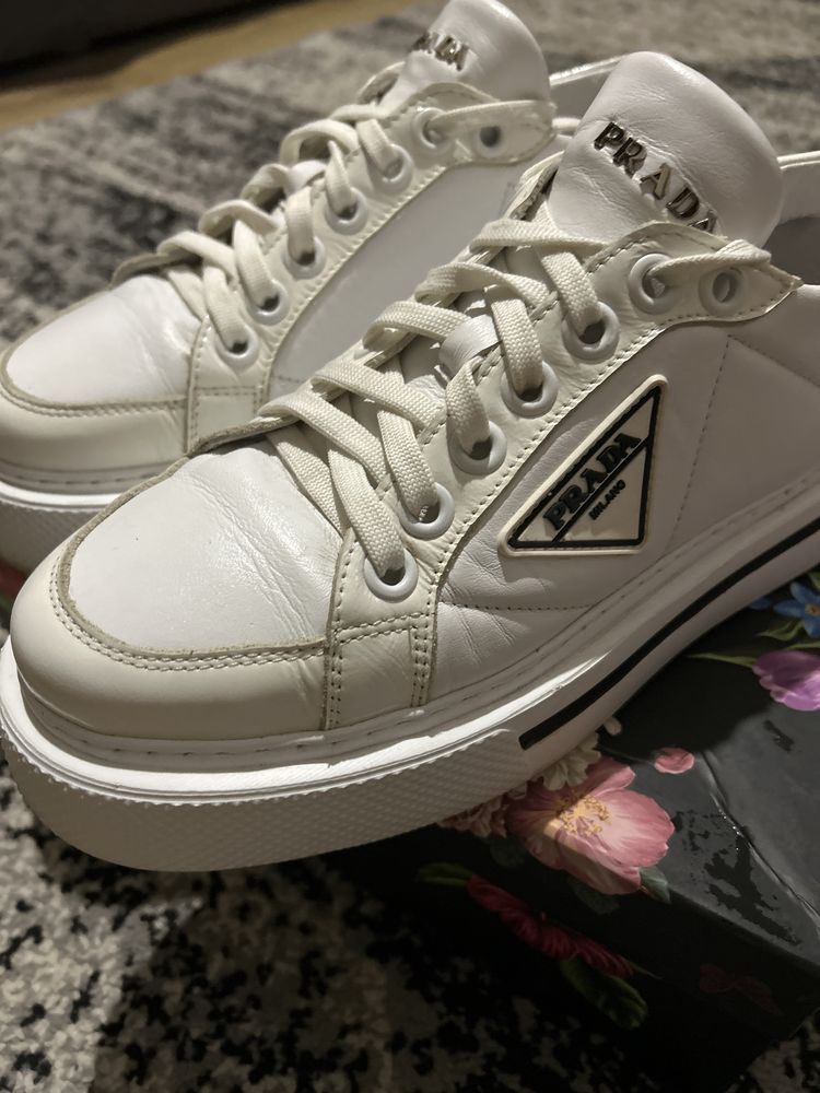 Кросівки шкіряні Prada