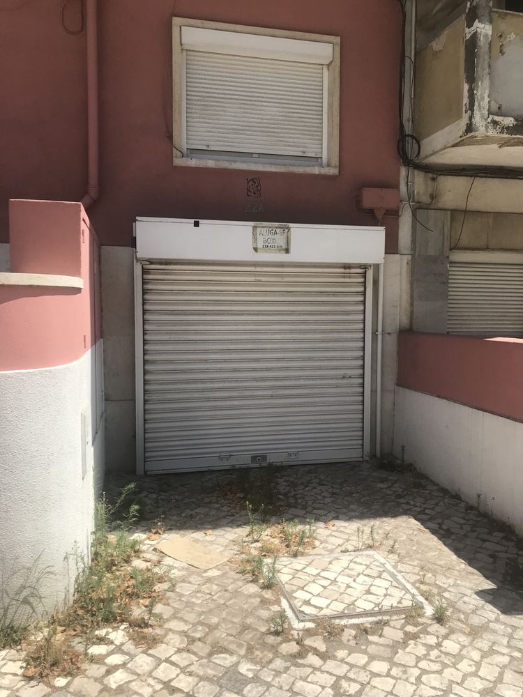 Alugo garagem / box na Estrada dos Arneiros Benfica