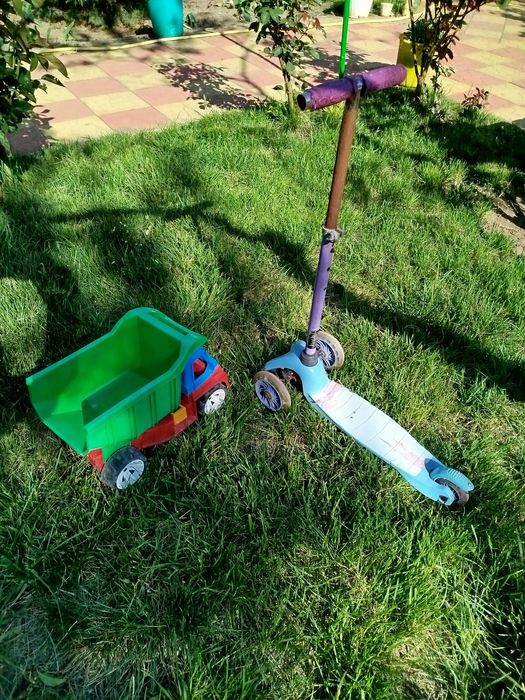 Дитячий самокат і машинка одним лотом