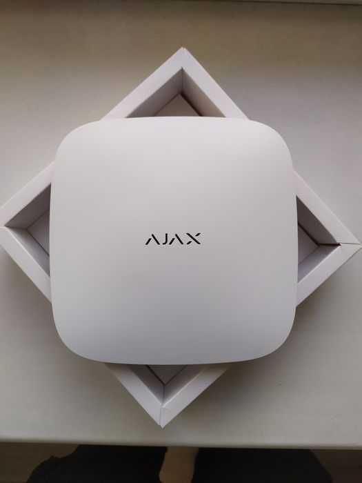 Централь керування датчиками безпровідної сигналізації Ajax Hub Plus