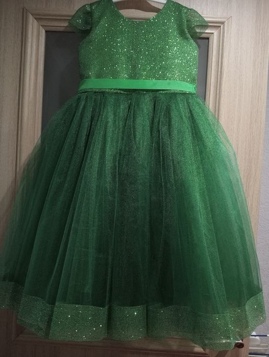 Найгарніша смарагдова сукня.