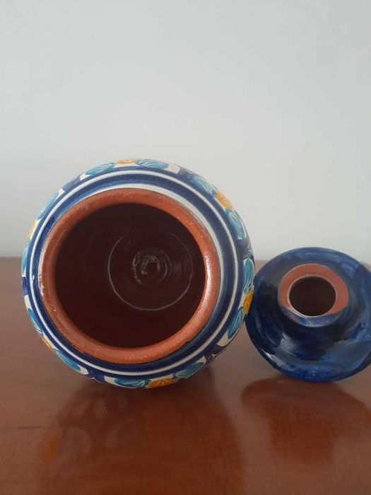 Pote com tampa pintado à mão