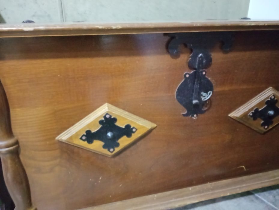 Arcas de madeira antiga maciça trabalhada. Excelente qualidade: