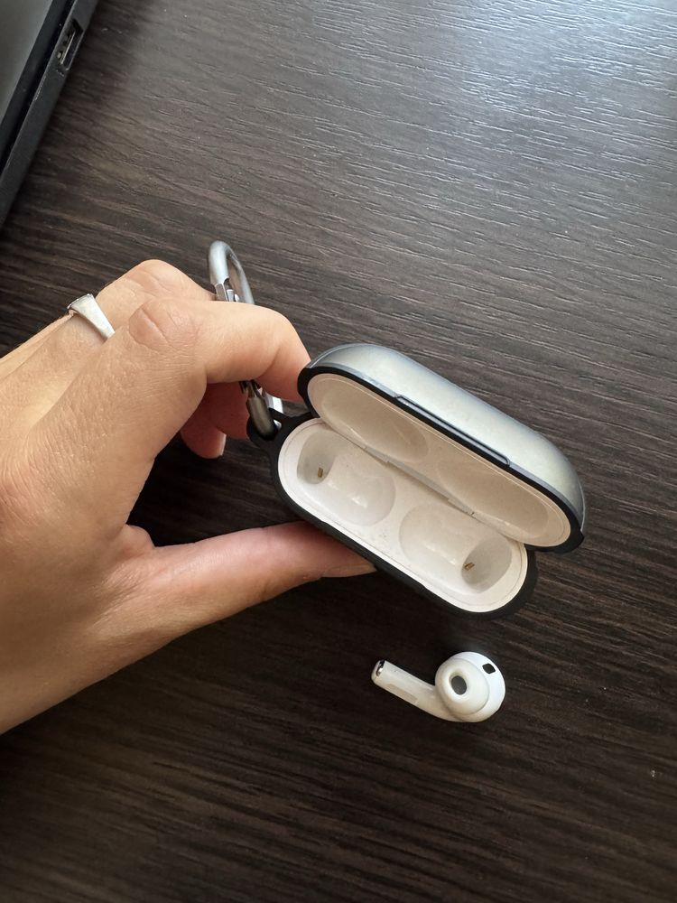 AirPods Pro 2 — лівий навушник + кейс (оригінал, з коробкою)