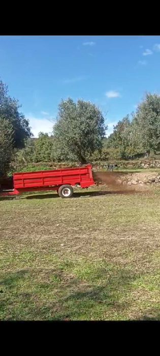 Reboque espalhador de estrume