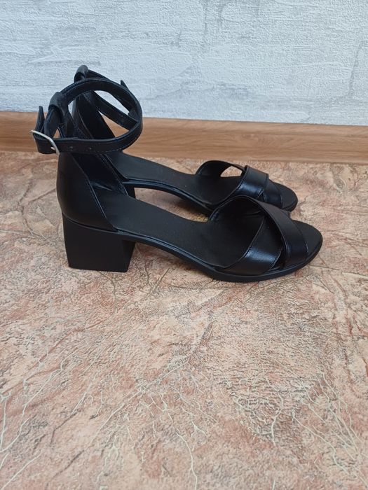 Жіночі шкіряні босоніжки