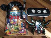 Książeczka, lampka pająk, kot i piornik z czaszkami dla fana Halloween