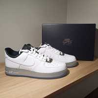 Nike Air Force 1 '07 SE r. 42,5 (27,5 cm) White/White-Metallic Silver