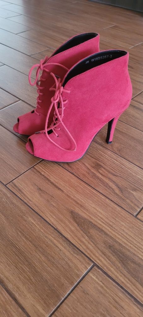 Buty na szpilce z odkrytymi palcami