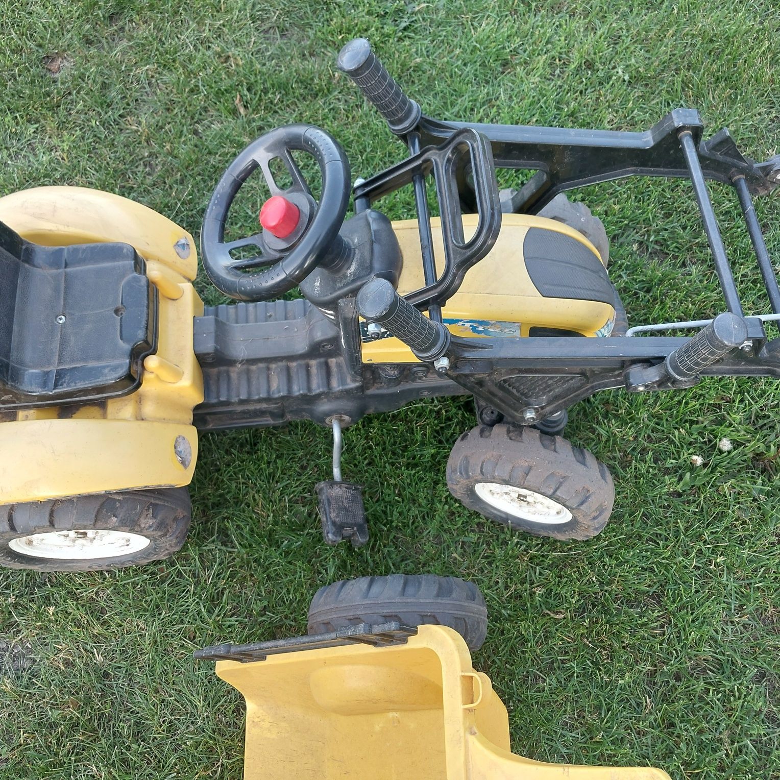 Sprzedam traktor na pedały z przyczepką