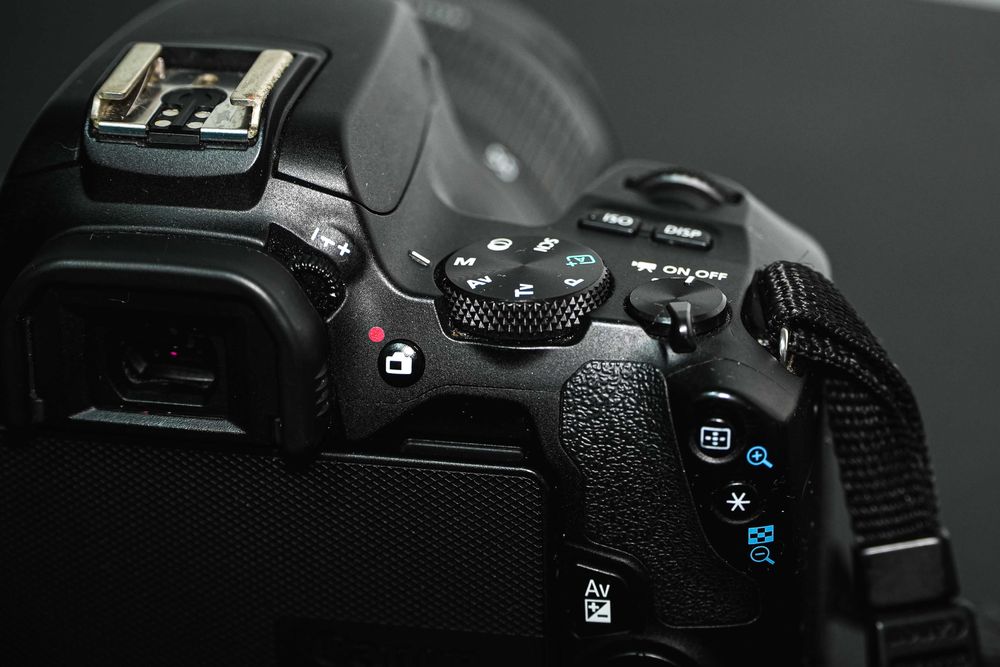 Canon EOS 250D + Lente 18-55mm + Kit Completo – DSLR em ótimo estado