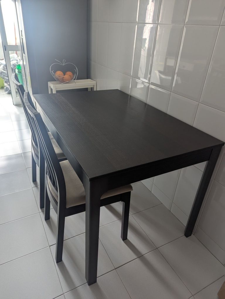 Mesa extensivel com 2 cadeiras